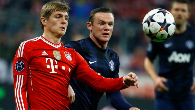 United chase down Kroos.