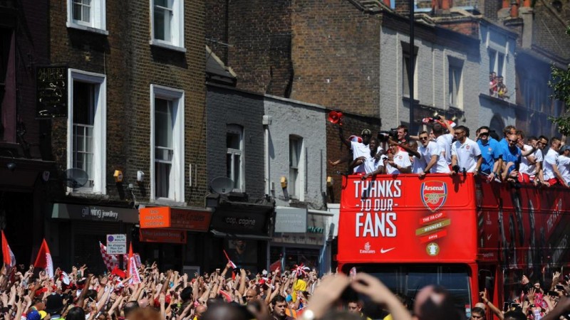 Arsenal fans greet cup heroes at victory parade :)