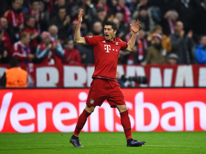 Robert Lewandowski to spark auction with Manchester United, Man City and Chelsea in for £70m striker